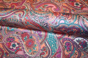 Eksklusiv silke med paisley print i varm farvepalet