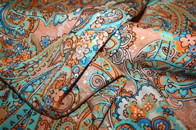 Silke crepe de chine stof med paisley print