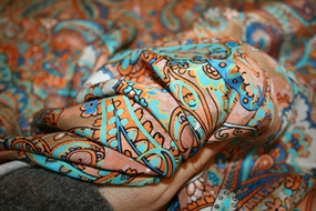 Silke crepe de chine stof med paisley print