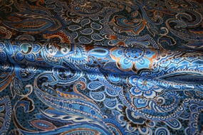 Satinvævet silke med paisley print i blå nuancer
