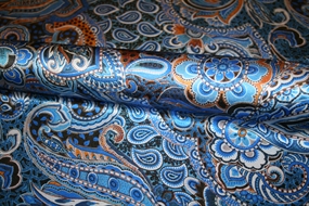 Satinvævet silke med paisley print i blå nuancer