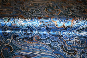 Satinvævet silke med paisley print i blå nuancer