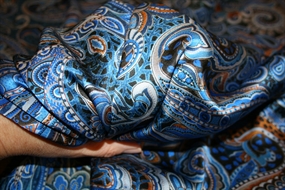 Satinvævet silke med paisley print i blå nuancer