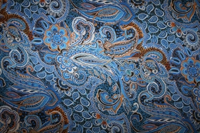 Satinvævet silke med paisley print i blå nuancer