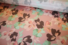 Satinvævet silke med blomster på en rosa bund