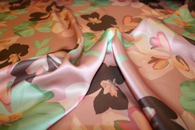 Satinvævet silke med blomster på en rosa bund