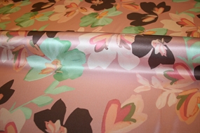 Satinvævet silke med blomster på en rosa bund