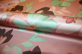 Satinvævet silke med blomster på en rosa bund