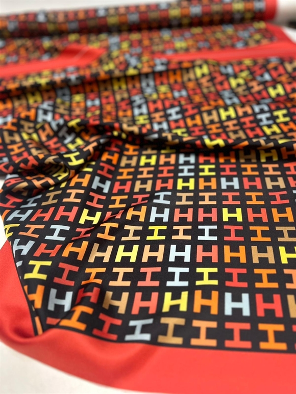 Silke til tørklæde med H\'er