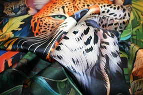 Tørklæde-silke med farvestrålende print