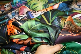 Tørklæde-silke med farvestrålende print