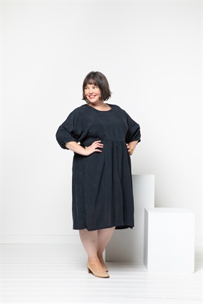 Symønster til kjole \'Hope Woven Dress\' fra StyleArc