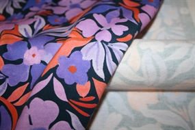 Bomulds isoli med lilla blomster