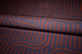 Twillvævet viskose stof med grafisk mønster i mørkeblå og rødbrun