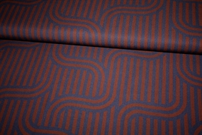 Twillvævet viskose stof med grafisk mønster i mørkeblå og rødbrun