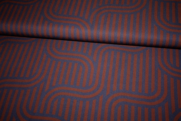Twillvævet viskose stof med grafisk mønster i mørkeblå og rødbrun
