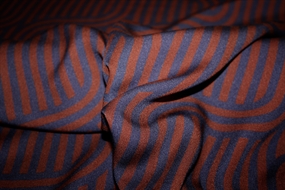 Twillvævet viskose stof med grafisk mønster i mørkeblå og rødbrun