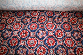 Deadstock uld -og silkeblanding med grafisk print i rød og blå