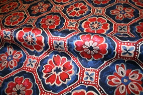 Deadstock uld -og silkeblanding med grafisk print i rød og blå