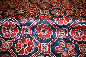 Deadstock uld -og silkeblanding med grafisk print i rød og blå