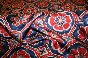 Deadstock uld -og silkeblanding med grafisk print i rød og blå