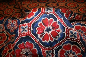 Deadstock uld -og silkeblanding med grafisk print i rød og blå