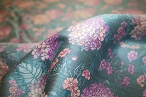 Uld -og silkeblanding med hortensiaer i støvede nuancer