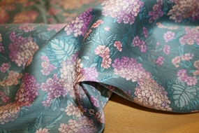 Uld -og silkeblanding med hortensiaer i støvede nuancer