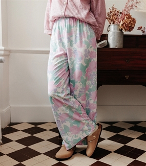 Vævet viskose med pæoner i pastelfarver