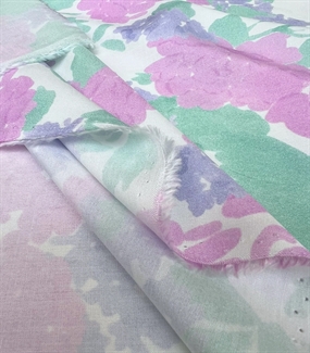 Vævet viskose med pæoner i pastelfarver