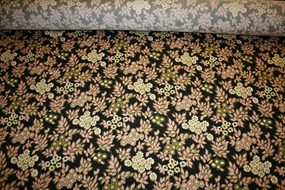 Fastvævet viskose stof med blomster på en sort bund