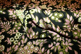 Fastvævet viskose stof med blomster på en sort bund