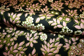 Fastvævet viskose stof med blomster på en sort bund