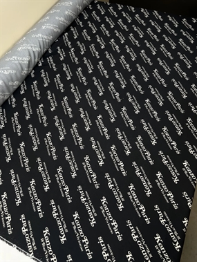 Twillvævet viscose stof med logo print