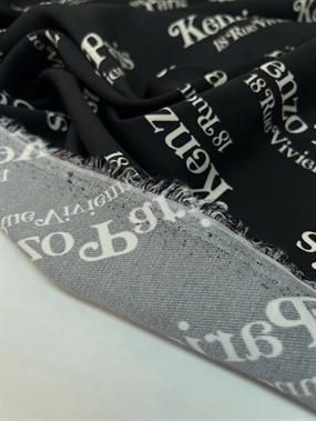 Twillvævet viscose stof med logo print