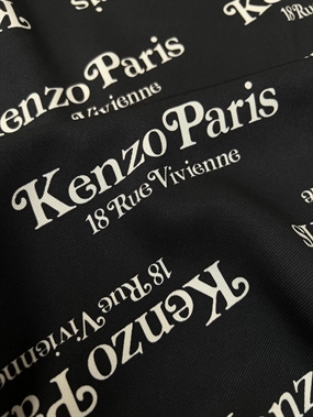 Twillvævet viscose stof med logo print