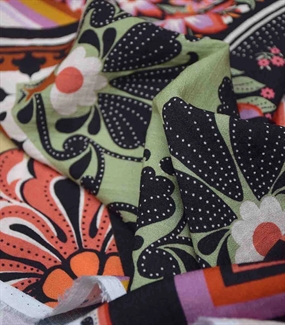 Vævet viskose stof med grafisk print\' Epopé\'