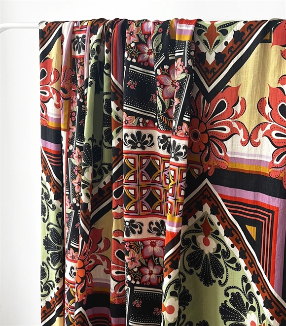 Vævet viskose stof med grafisk print\' Epopé\'