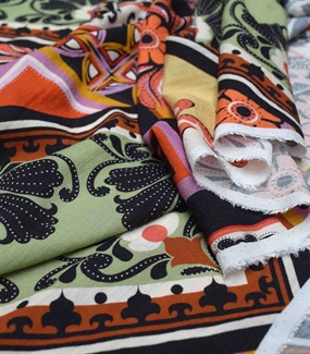 Vævet viskose stof med grafisk print\' Epopé\'