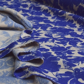 Crepevævet viskose stof med blåt blomstermotiv