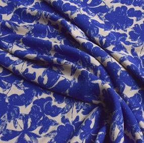 Crepevævet viskose stof med blåt blomstermotiv