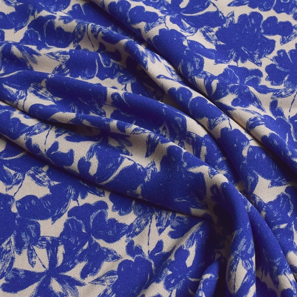 Crepevævet viskose stof med blåt blomstermotiv