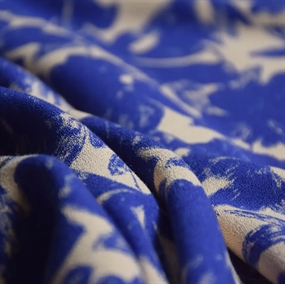 Crepevævet viskose stof med blåt blomstermotiv