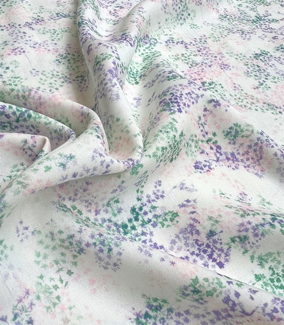 Vævet viscose stof med kirsebærblomster i pasteller