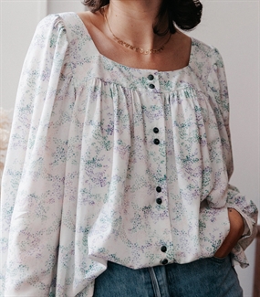 Vævet viscose stof med kirsebærblomster i pasteller