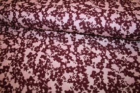 Twillvævet viskose stof med bordeaux og lyserøde blomster