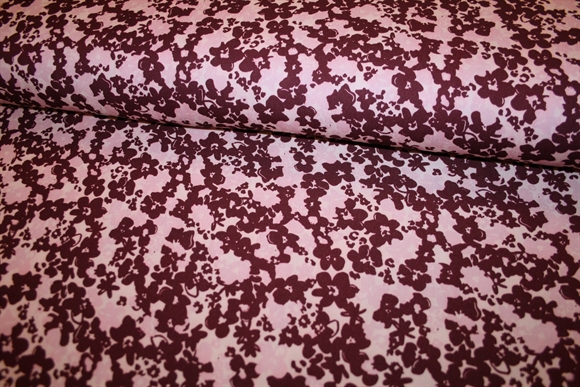 Twillvævet viskose stof med bordeaux og lyserøde blomster
