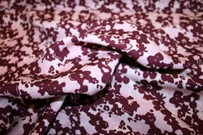 Twillvævet viskose stof med bordeaux og lyserøde blomster