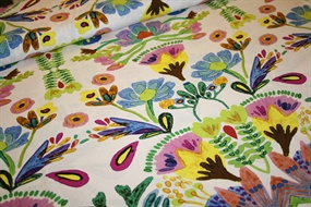 Viscose stof med farvestrålende blomster på en lys bund