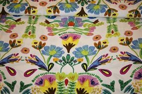 Viscose stof med farvestrålende blomster på en lys bund